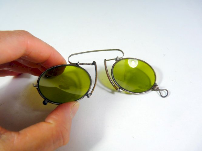 Paires de lunettes soleil lorgnons XIX° verres ronds verts monture métal