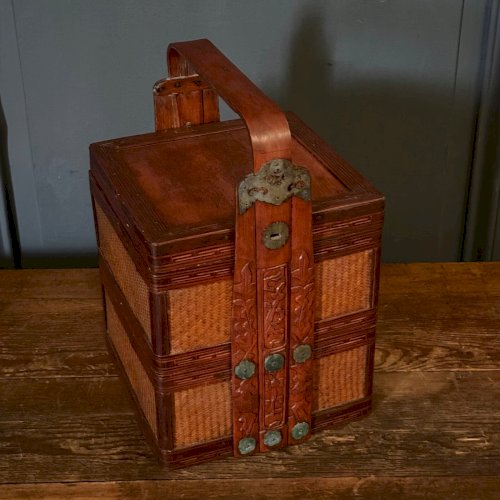 Panier chinois de déjeuner XXe en bambou et rotin bois gravé L9008