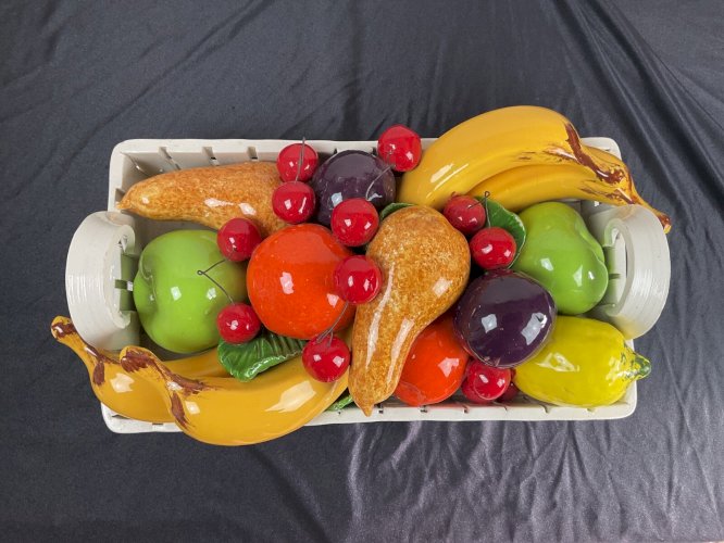 PANIER EN BARBOTINE MAJOLIQUE CORBEILLE TROMPE L OEIL FRUITS POMMES,BANANE…….