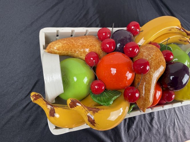 PANIER EN BARBOTINE MAJOLIQUE CORBEILLE TROMPE L OEIL FRUITS POMMES,BANANE…….
