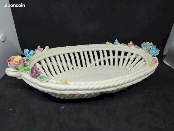 Panier en faience dorgine espagnol à decor floral en bon etat