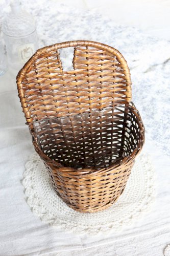 Panier mural vintage en rotin foncé - Décoration murale