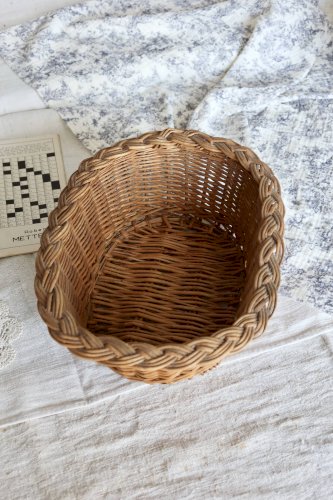 Panier ovale vintage en osier tressé à bordure tressée épaisse