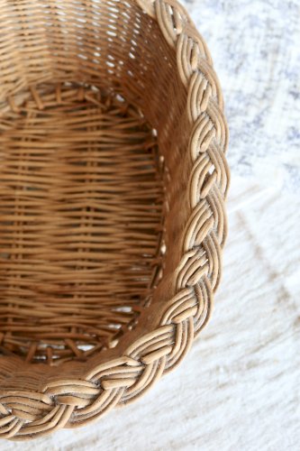 Panier ovale vintage en osier tressé à bordure tressée épaisse
