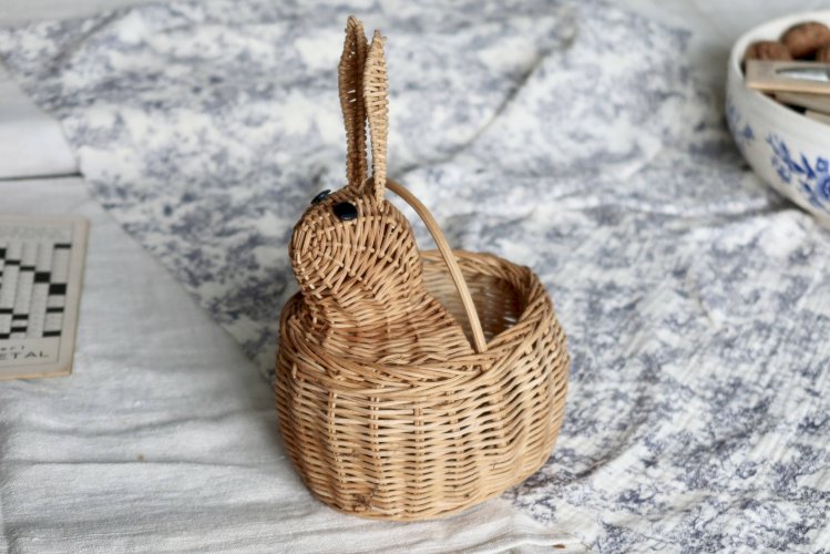 Panier vintage en osier en forme de lapin