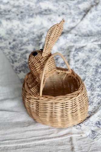 Panier vintage en osier en forme de lapin