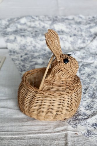 Panier vintage en osier en forme de lapin