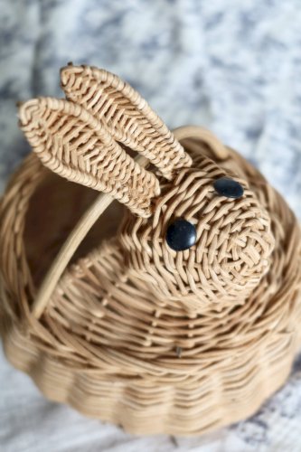 Panier vintage en osier en forme de lapin