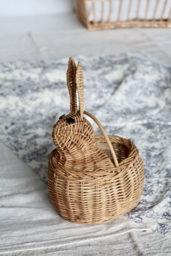 Panier vintage en osier en forme de lapin
