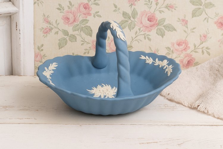 Panier Wedgwood Jasperware bleu – Bas-reliefs blancs – Porcelaine anglaise