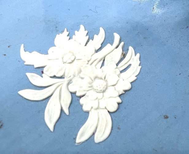 Panier Wedgwood Jasperware bleu – Bas-reliefs blancs – Porcelaine anglaise