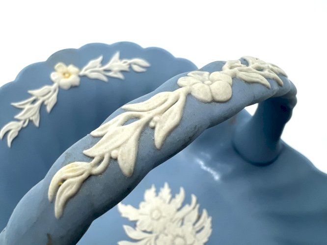 Panier Wedgwood Jasperware bleu – Bas-reliefs blancs – Porcelaine anglaise