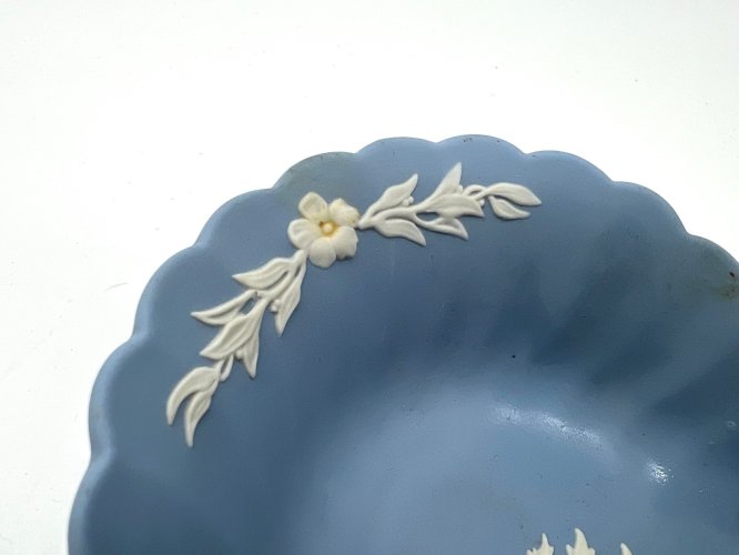 Panier Wedgwood Jasperware bleu – Bas-reliefs blancs – Porcelaine anglaise