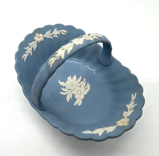Panier Wedgwood Jasperware bleu – Bas-reliefs blancs – Porcelaine anglaise
