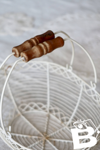 Panière à œufs vintage en métal ivoire avec poignées en bois tourné
