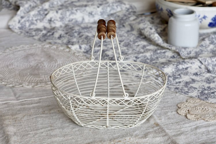 Panière à œufs vintage en métal ivoire avec poignées en bois tourné