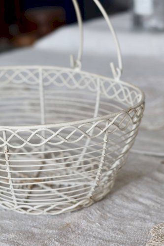 Panière à œufs vintage en métal ivoire avec poignées en bois tourné