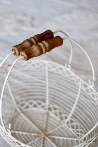 Panière à œufs vintage en métal ivoire avec poignées en bois tourné