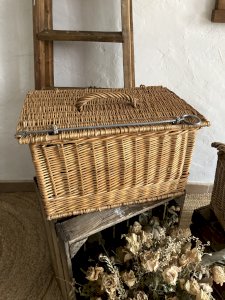 Panière ancienne en osier avec fermeture et poignée