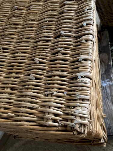 Panière ancienne en osier avec fermeture et poignée