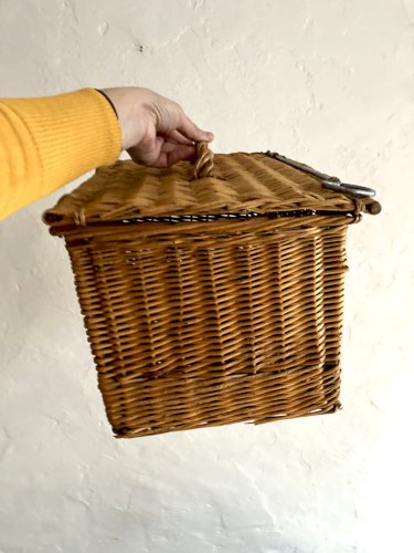 Panière ancienne en osier avec fermeture et poignée