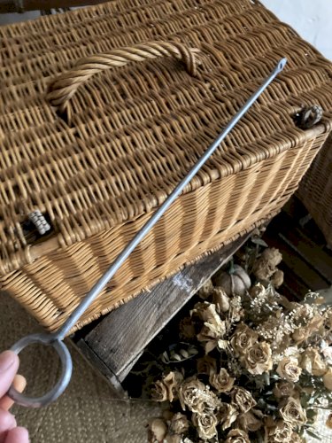 Panière ancienne en osier avec fermeture et poignée