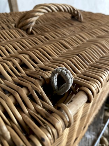 Panière ancienne en osier avec fermeture et poignée
