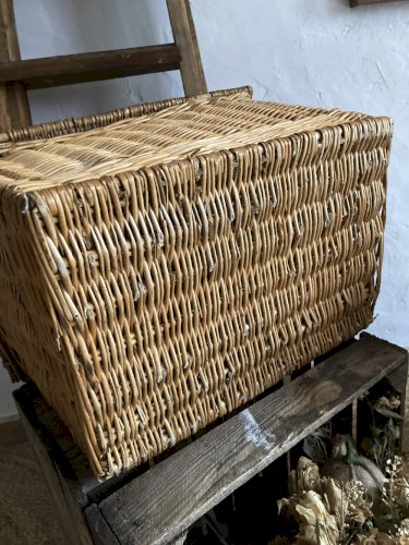 Panière ancienne en osier avec fermeture et poignée