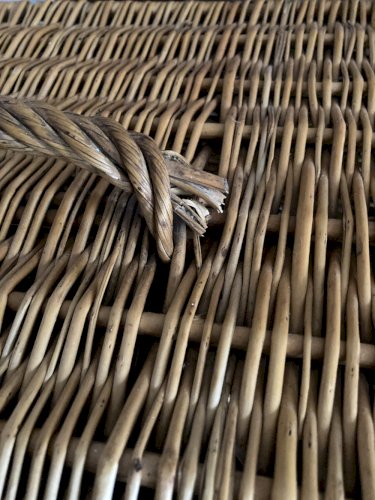 Panière ancienne en osier avec fermeture et poignée