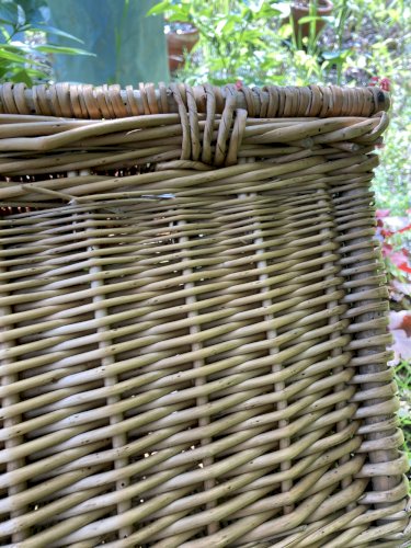 Panière ancienne en osier avec fermeture et poignée