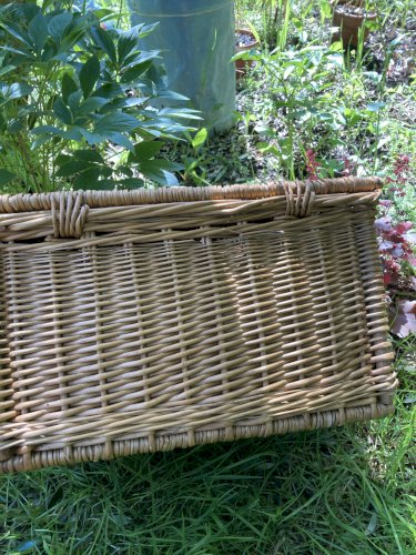 Panière ancienne en osier avec fermeture et poignée
