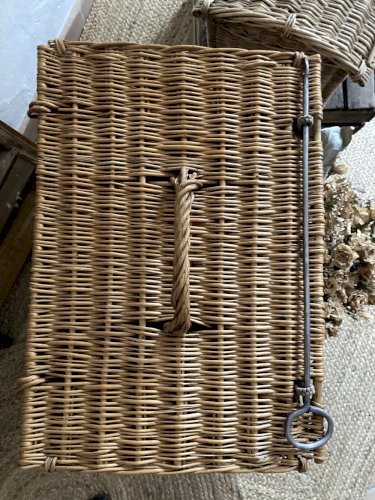 Panière ancienne en osier avec fermeture et poignée