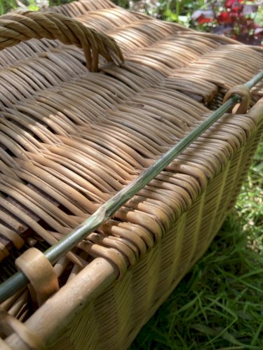 Panière ancienne en osier avec fermeture et poignée