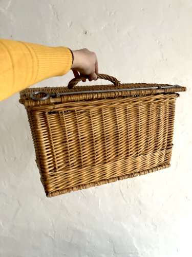 Panière ancienne en osier avec fermeture et poignée