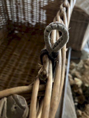 Panière ancienne en osier avec fermeture et poignée