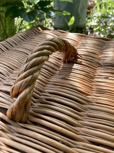 Panière ancienne en osier avec fermeture et poignée