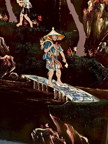 Panneau de bois laqué Minh-Thanh Vietnam scène rurale au porteur sur le pont