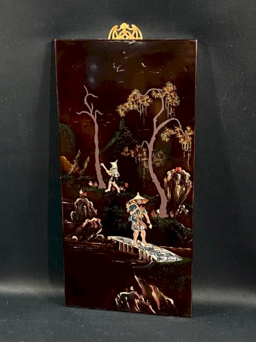 Panneau de bois laqué Minh-Thanh Vietnam scène rurale au porteur sur le pont