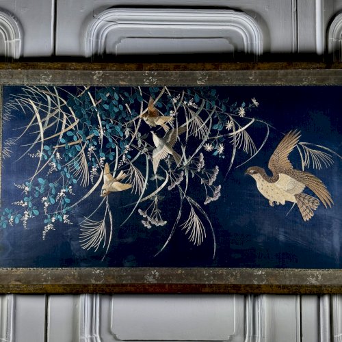 Panneau de soierie chinoise XIXe décor d'oiseaux brodés sur fond bleu A5852