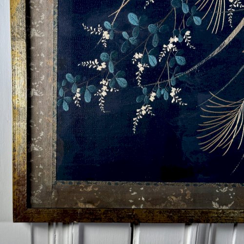 Panneau de soierie chinoise XIXe décor d'oiseaux brodés sur fond bleu A5852