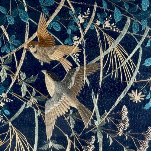 Panneau de soierie chinoise XIXe décor d'oiseaux brodés sur fond bleu A5852
