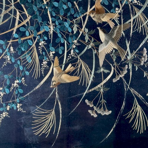 Panneau de soierie chinoise XIXe décor d'oiseaux brodés sur fond bleu A5852