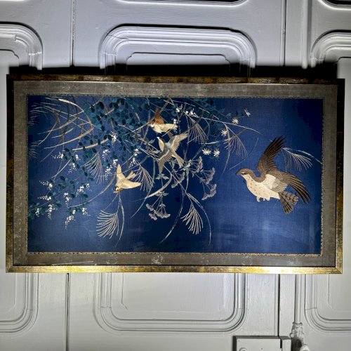 Panneau de soierie chinoise XIXe décor d'oiseaux brodés sur fond bleu A5852