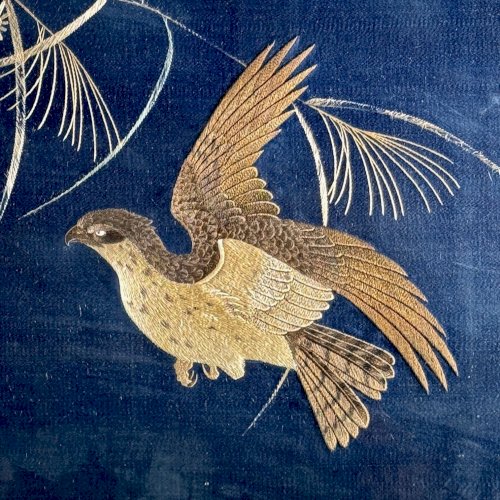 Panneau de soierie chinoise XIXe décor d'oiseaux brodés sur fond bleu A5852
