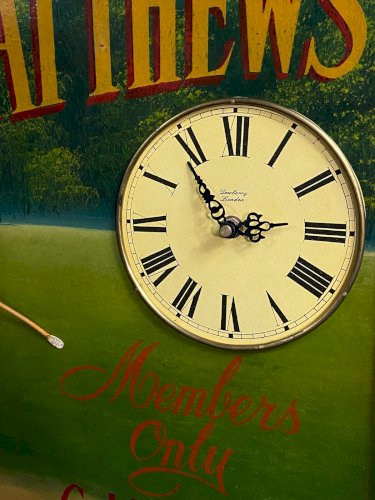 Panneau décoratif d'enseigne anglaise à la golfeuse avec horloge intégrée Golf