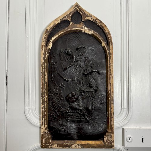 Panneau en cuir repoussé décor religieux néogothique XIXe entourage bois M3973