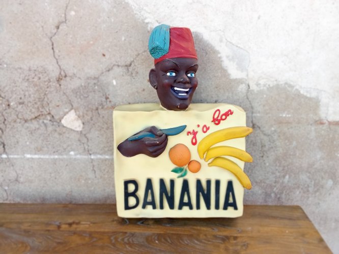Panneau publicitaire Banania vintage, aux couleurs chaleureuses et au charme rétro des cafés d’antan