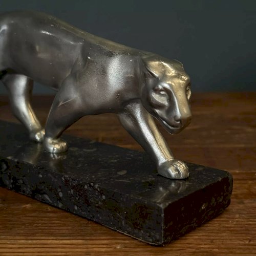 Panthère signée Luc Art Déco bronze argenté sur socle en marbre noir M3446