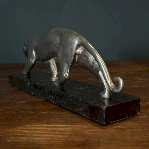 Panthère signée Luc Art Déco bronze argenté sur socle en marbre noir M3446