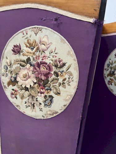 Paravent a quatre a décor d'une tapisserie en ovale XX siècle